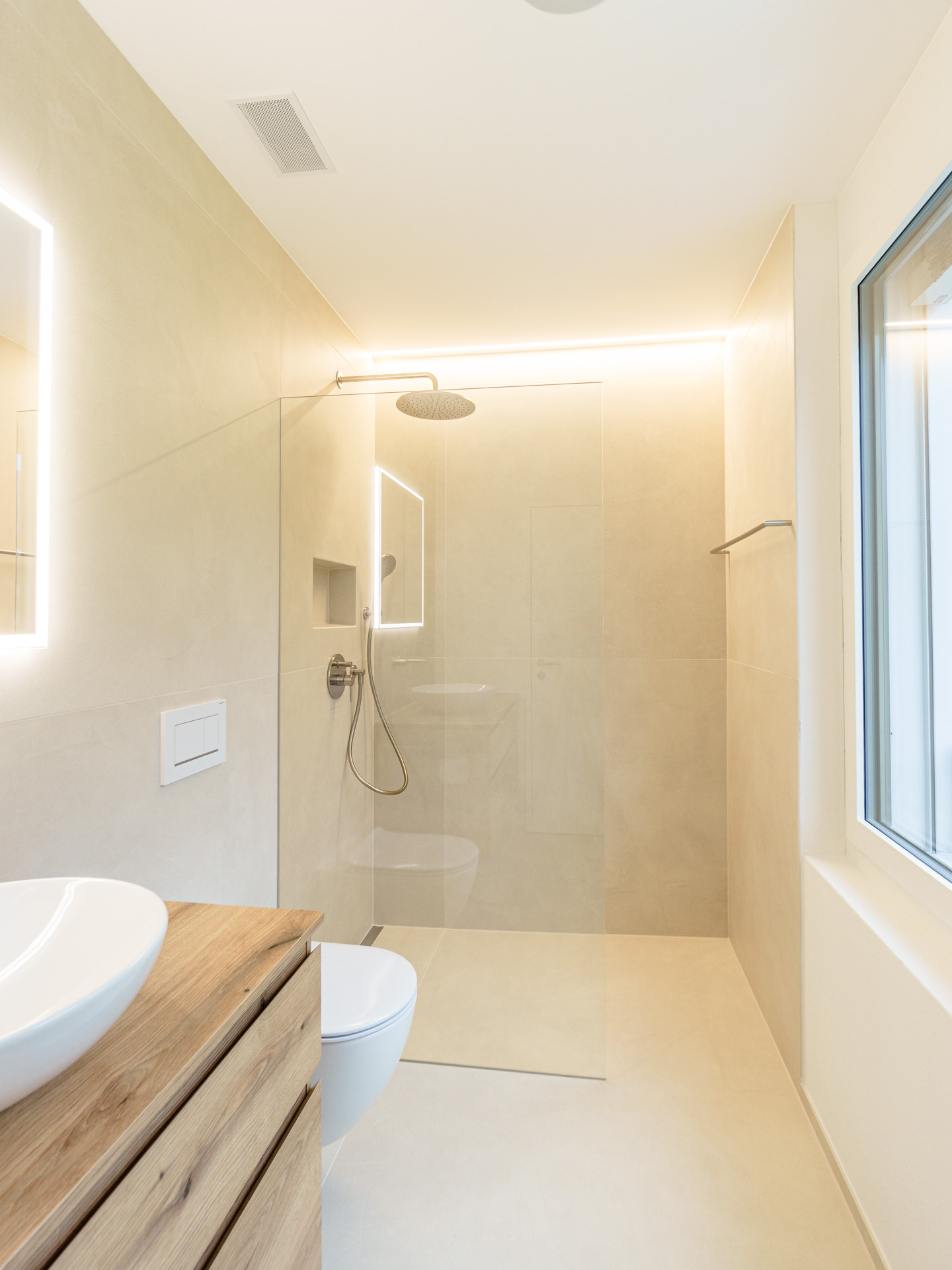 Badezimmer mit ebenerdiger Dusche, aufgesetzdem Waschbecken auf einem Eichenmöbel